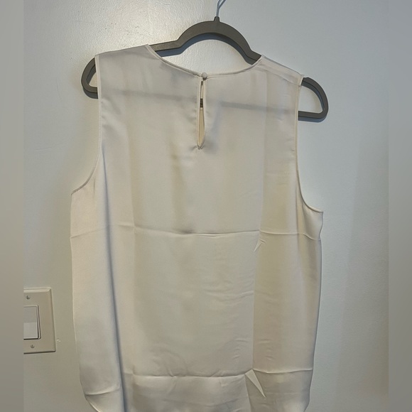 Two (2) Banana republic shell tops snow day & oyster pearl large - Picture 6 of 11